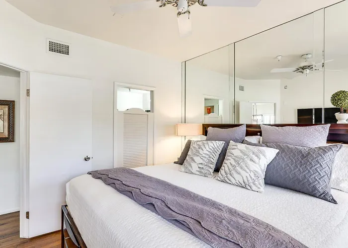 Holiday home Walk To Rotary Park: Lhc W/ Private Patio