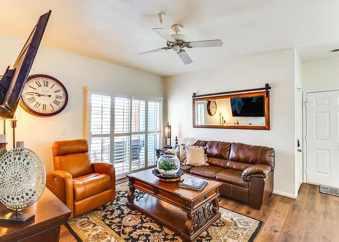 Holiday home Walk To Rotary Park: Lhc W/ Private Patio