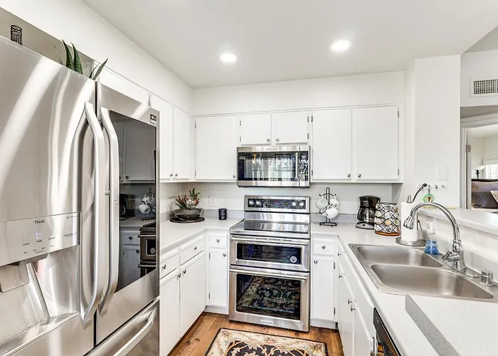 Walk To Rotary Park: Lhc W/ Private Patio Holiday home